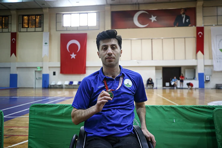 Trafik Kazasında Engelli Kaldı, Azmiyle Mesa Tenisinde Ilk Madalyasını Aldı (2)