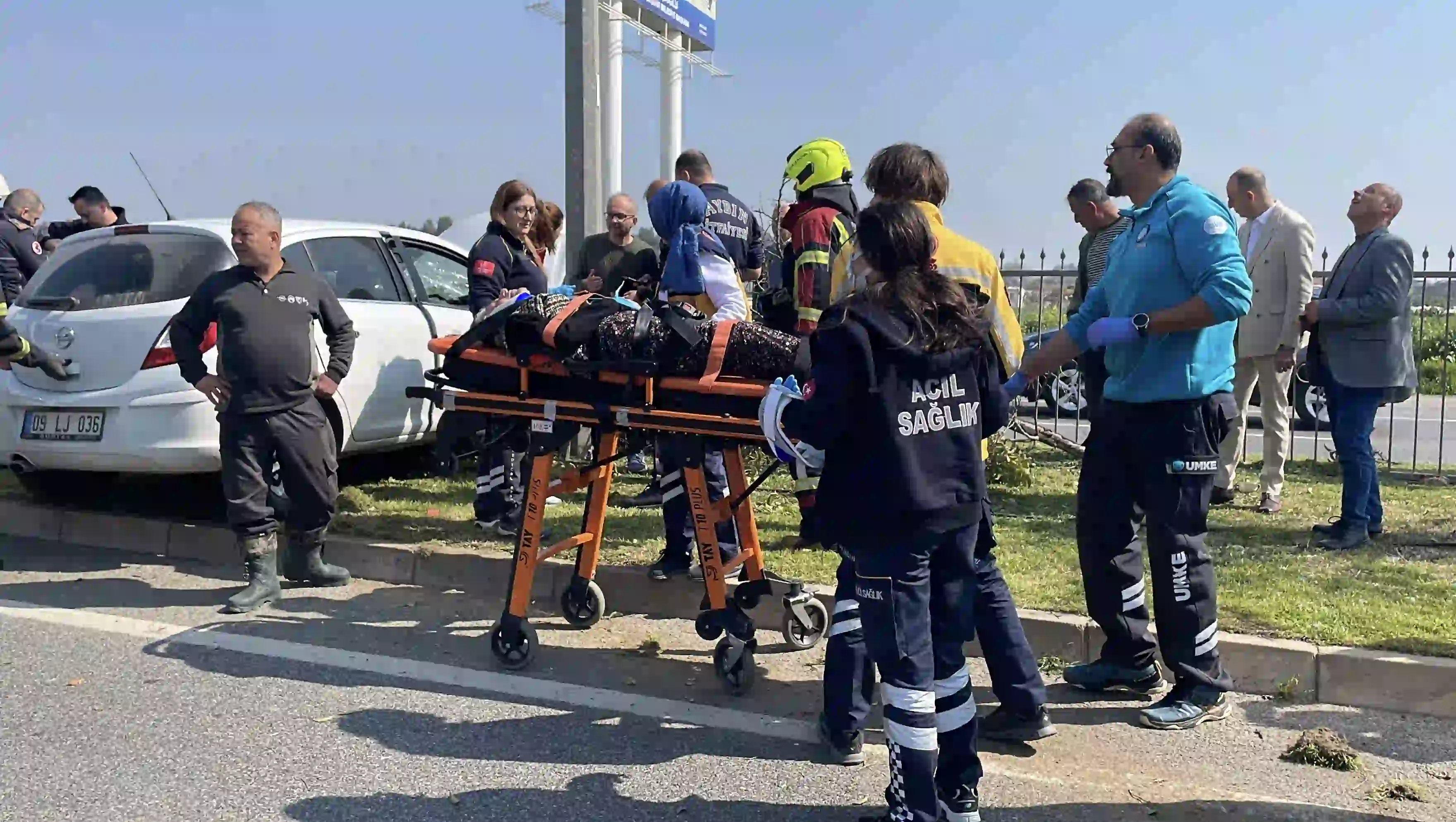 Aydın'da Direksiyon Hakimiyeti Kaybolan Otomobil Refüje Çıktı (1)