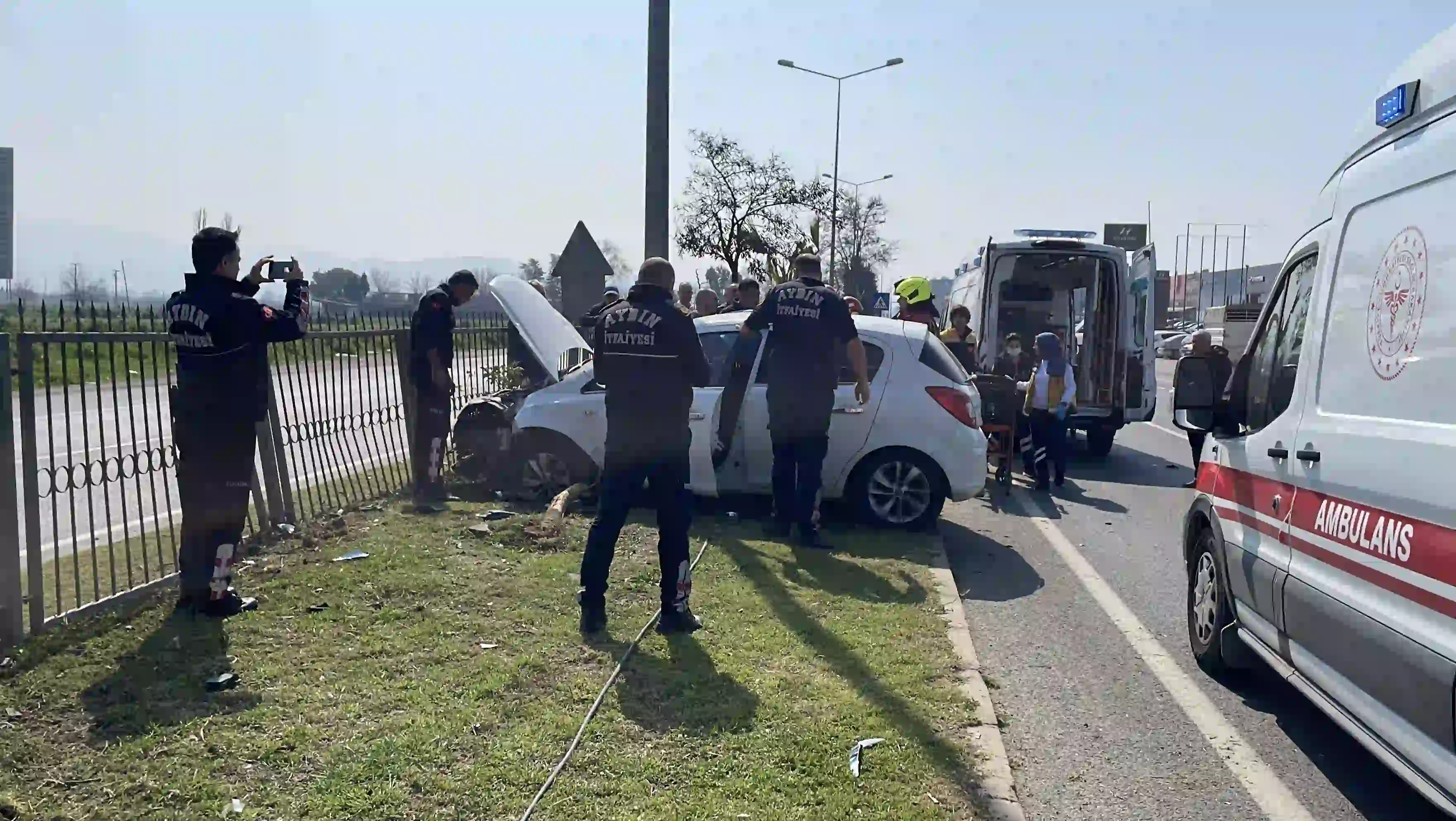 Aydın'da Direksiyon Hakimiyeti Kaybolan Otomobil Refüje Çıktı