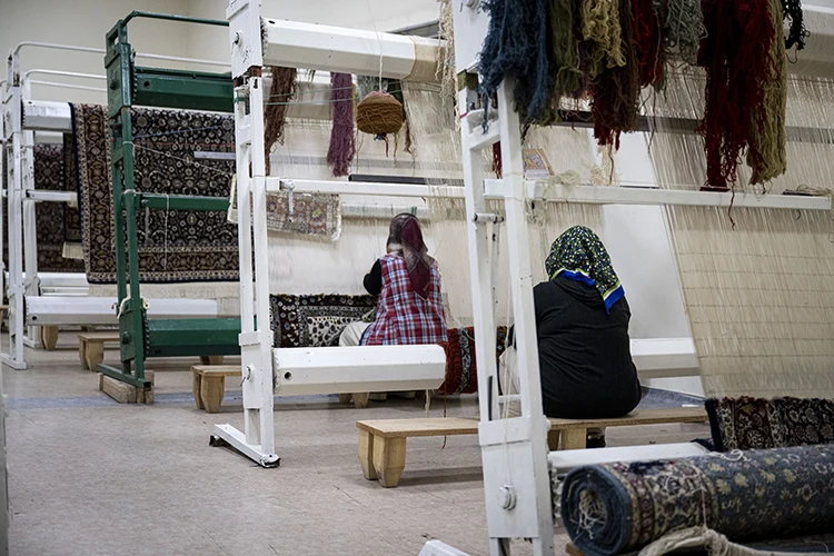 Geleneksel Halı Dokuma Ile Ev Kadınları Ekonomik Özgürlük Kazanıyor