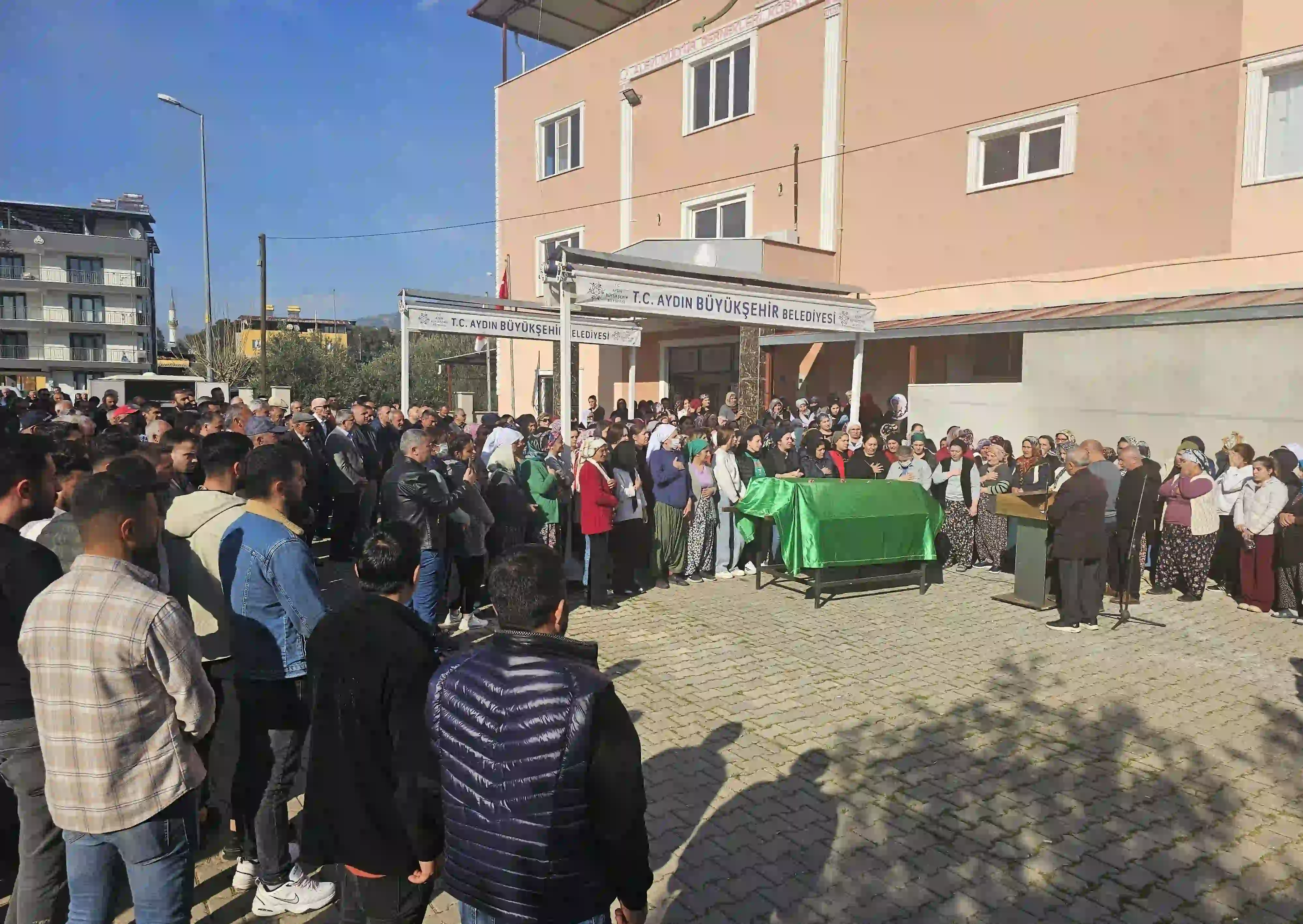 İzmir'de Sevgilisinin Darbettiği Kadın Yaşamını Yitirdi