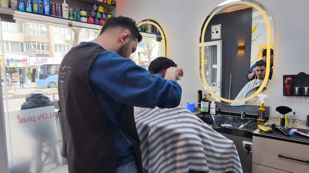 Kütahya’da Berber Ve Kuaförler En Yoğun Günlerini Yaşadı (1)