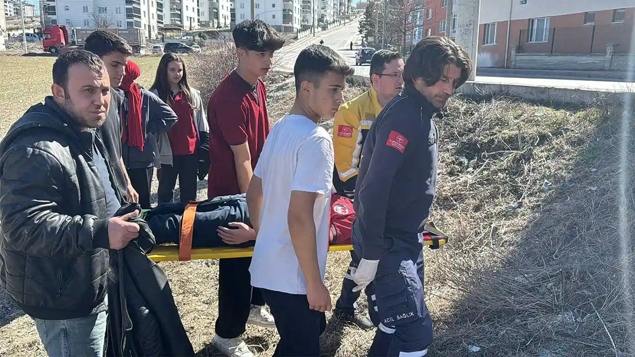 Kütahyada Lise Öğrencisi Genç Motosiklet Kazasında Yaralandı3