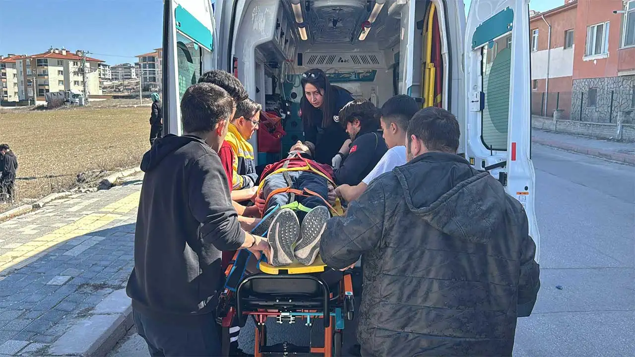 Kütahyada Lise Öğrencisi Genç Motosiklet Kazasında Yaralandı5