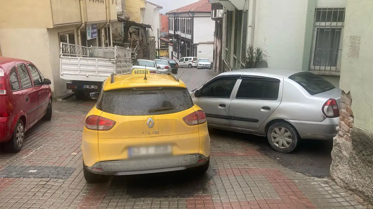 Kütahya’da Otomobil Ticari Taksiye Çarptı