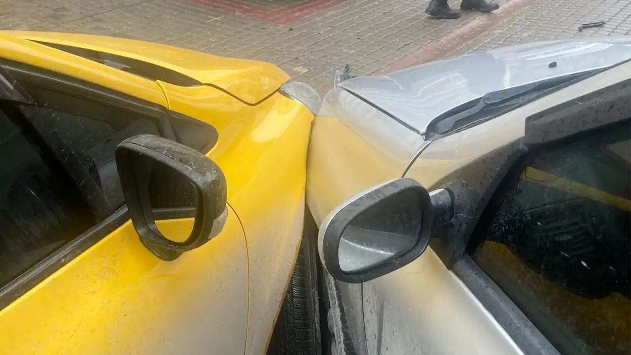 Kütahya’da Otomobil Ticari Taksiye Çarptı2