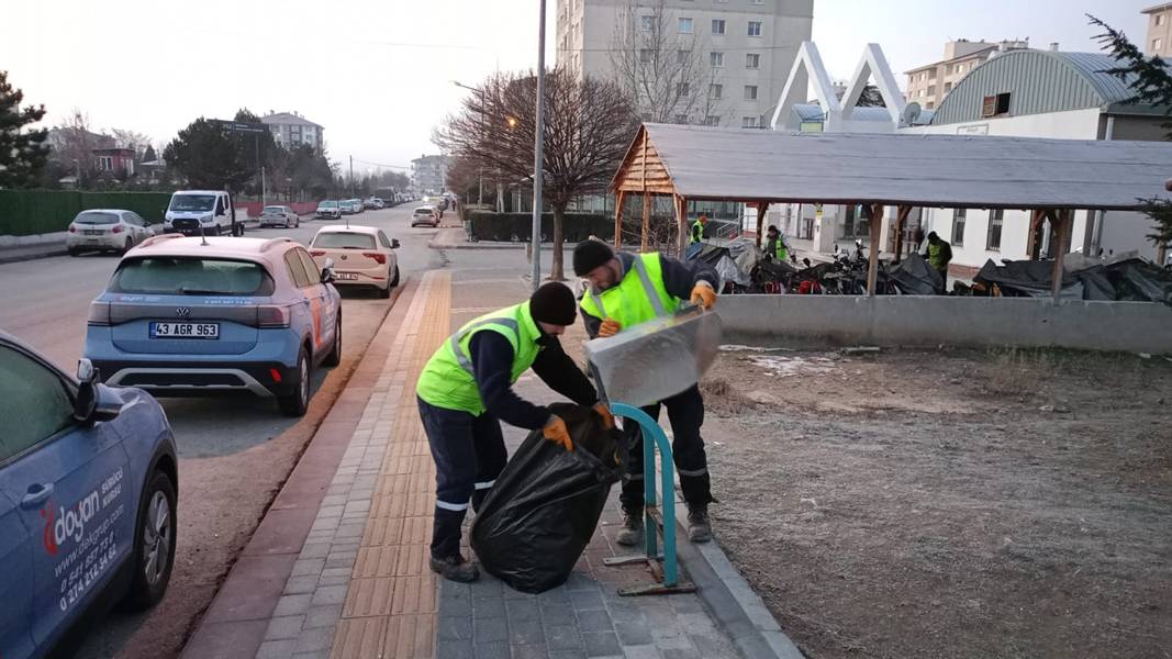 Kütahya’da Temizlik Ekipleri, Akkent Mahallesi’nde Faaliyetlerini Sürdürüyor (2)