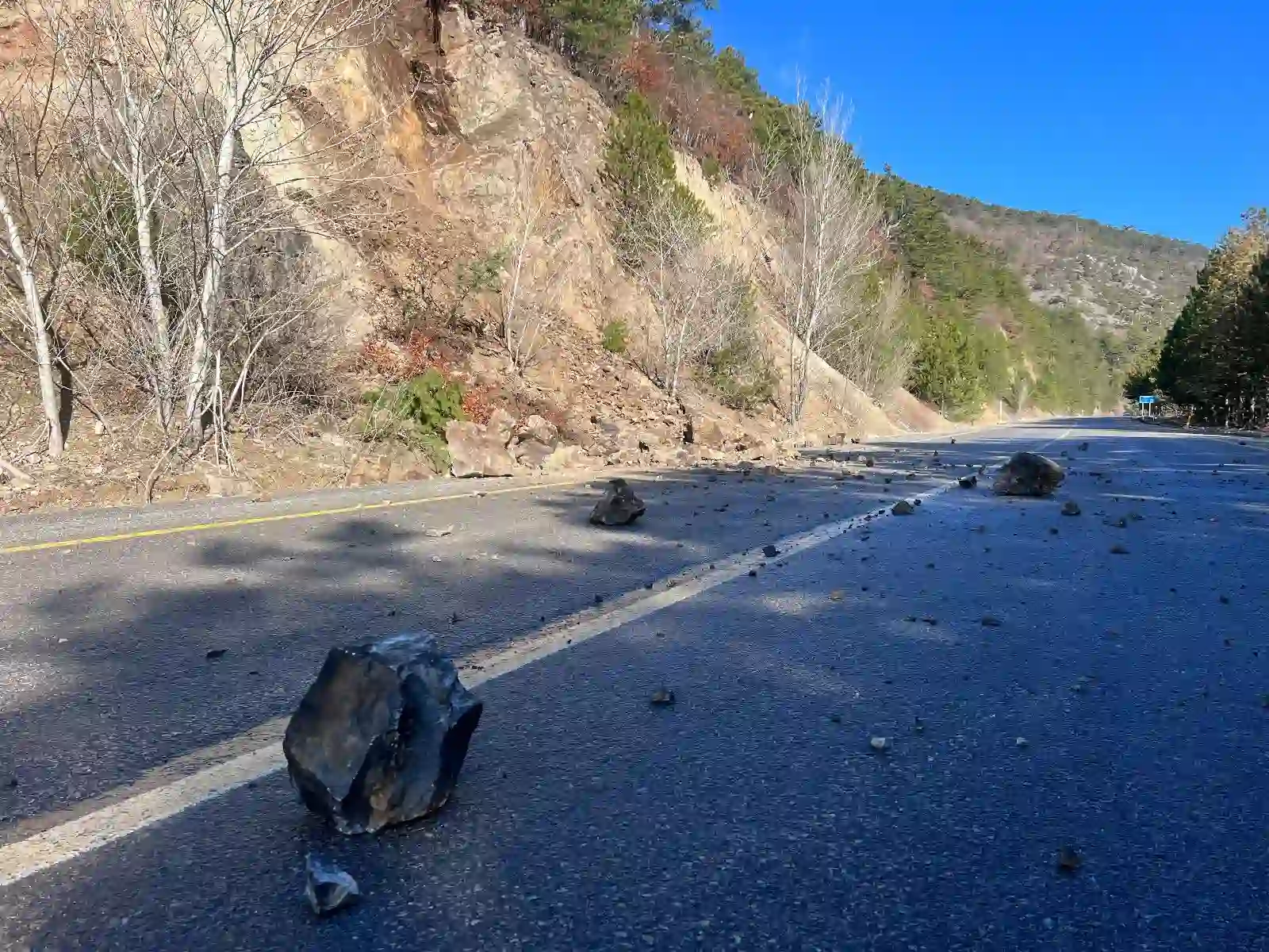 Kütahya’da Toprak Kayması Nedeniyle Kayalar Yolu Kapattı (1)