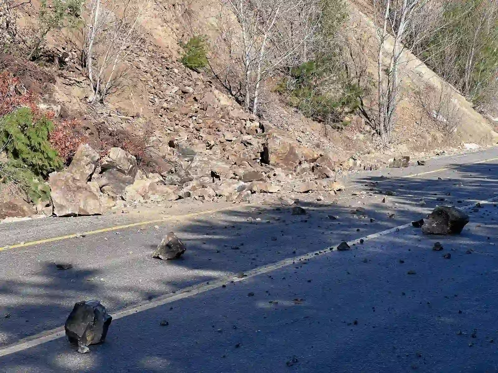 Kütahya’da Toprak Kayması Nedeniyle Kayalar Yolu Kapattı (2)