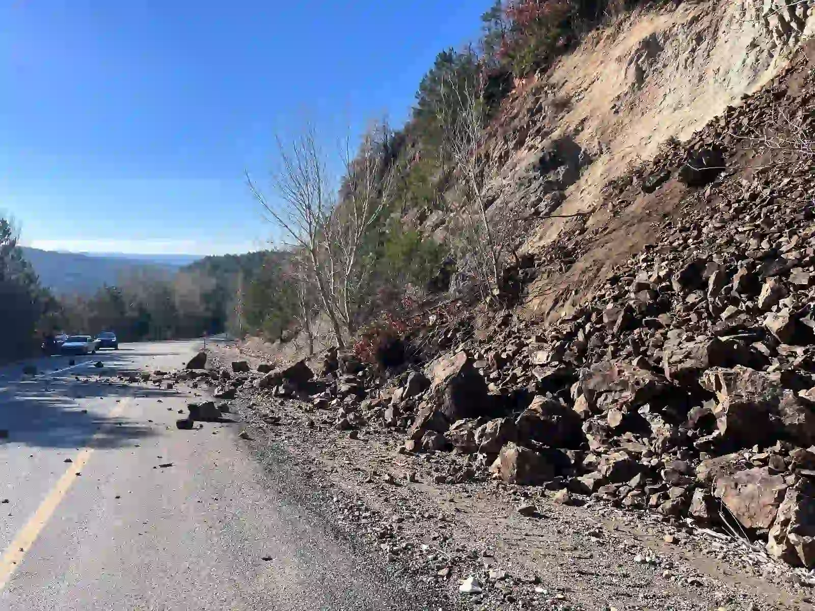 Kütahya’da Toprak Kayması Nedeniyle Kayalar Yolu Kapattı (4)
