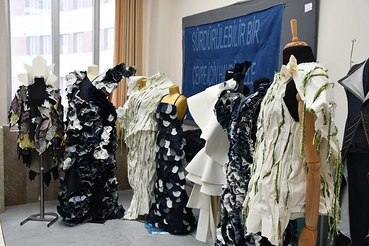 Öğrenciler Atık Kumaşlardan Sürdürülebilir Kıyafet Ve Aksesuarlar Tasarladı (3)