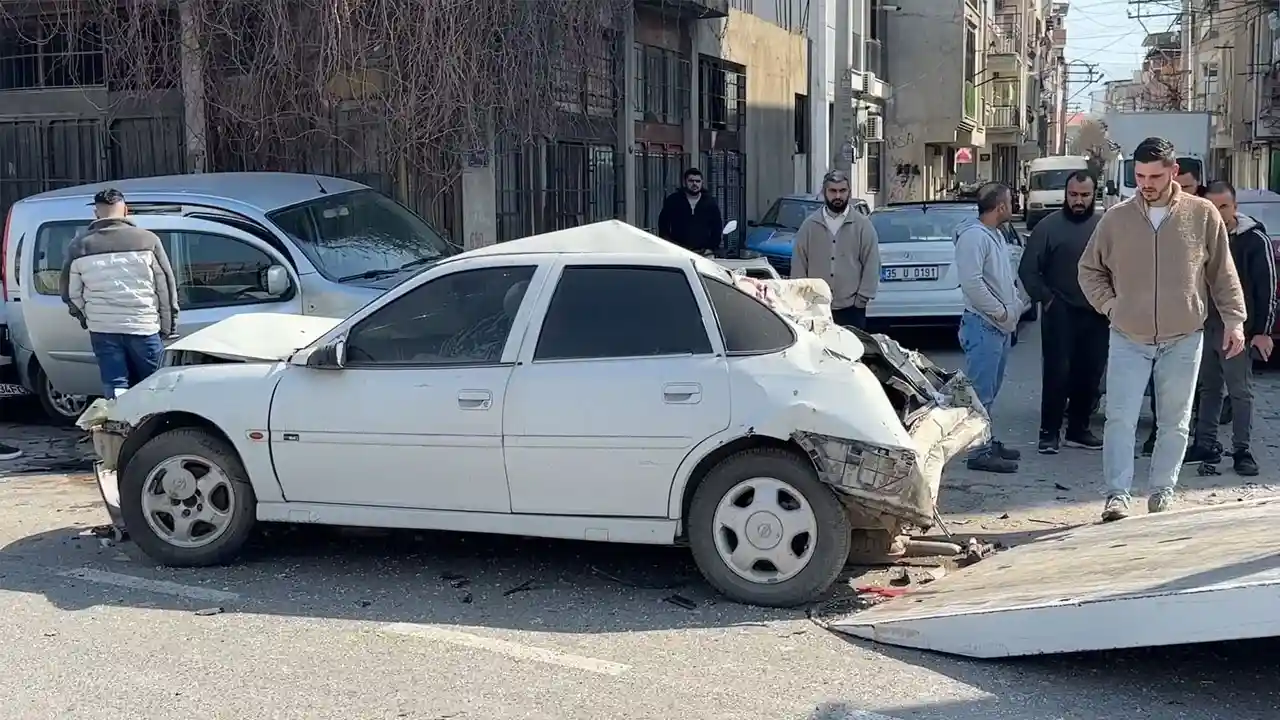 Park Halindeki 5 Araca Çarpan Sürücü Yaralandı2