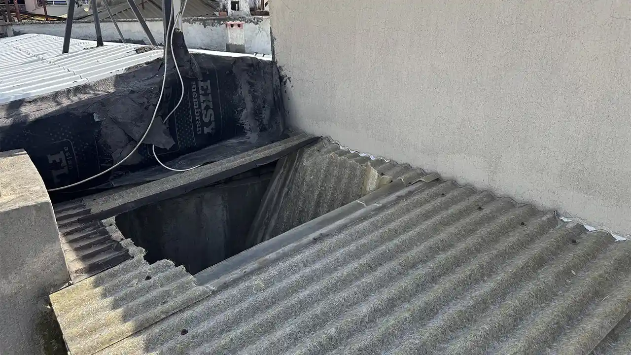 17 Yaşındaki Çocuk Çatıdan Apartman Boşluğuna Düştü1