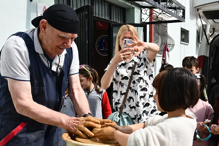 70 Yıldır Çömlek Ustalığı Yapan Usta, Çocuklarla Sanatını Paylaşıyor2