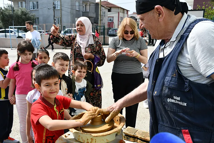 70 Yıldır Çömlek Ustalığı Yapan Usta, Çocuklarla Sanatını Paylaşıyor3
