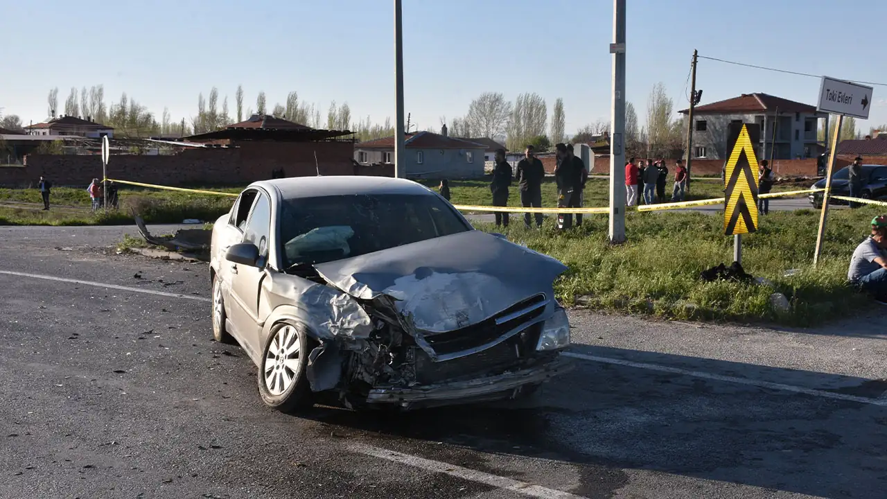 Afyon'da Servis Midibüsü Ile Otomobil Çarpıştı12 Yaralı1