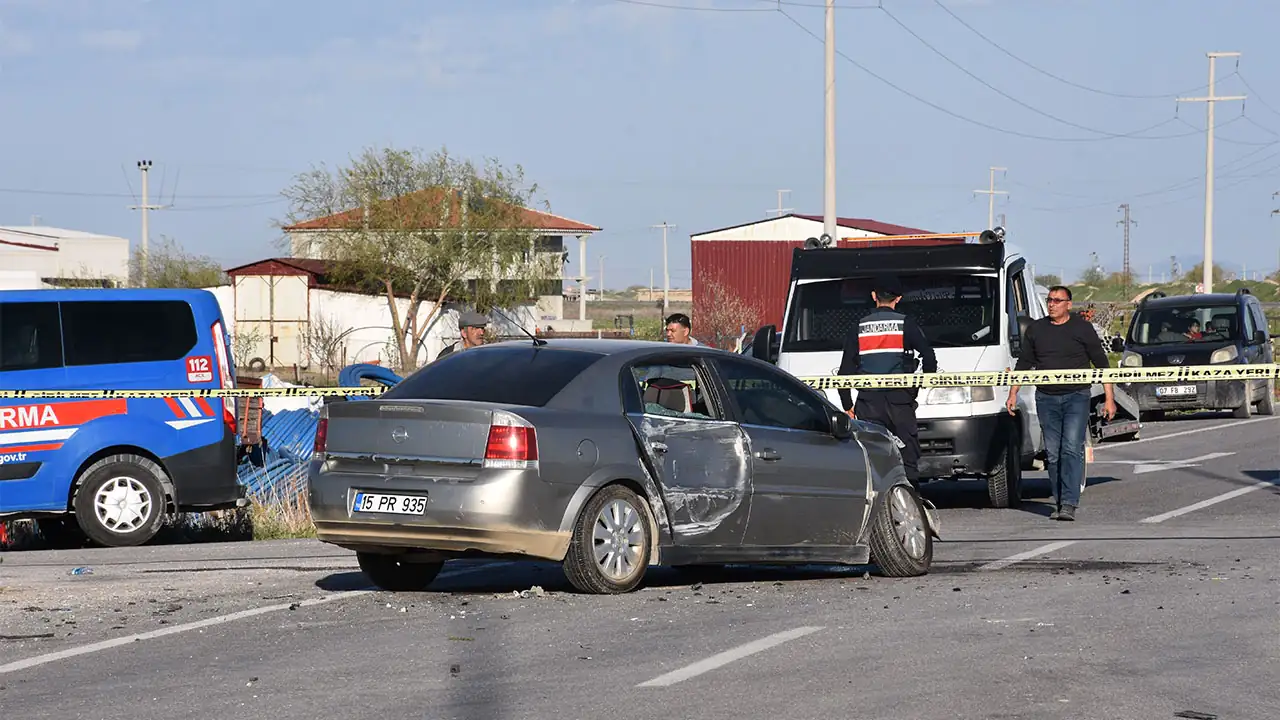 Afyon'da Servis Midibüsü Ile Otomobil Çarpıştı12 Yaralı2