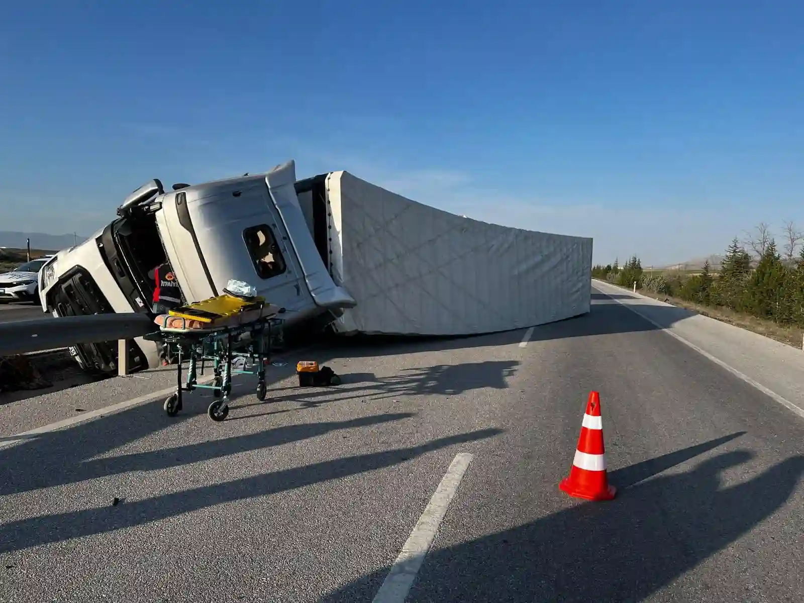Afyonkarahisar’da Tır Devrildi Yaralılardan Birinin Durumu Ağır (1)