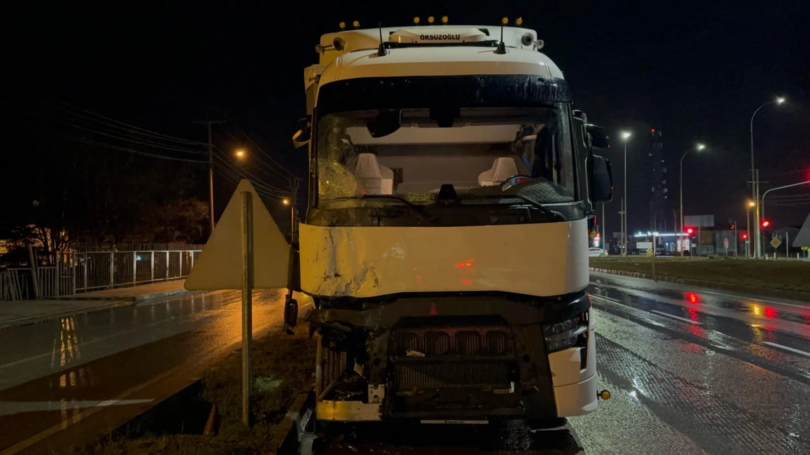 Afyonkarahisar'da Tır Ile Kamyon Çarpıştı 2 Yaralı (2)