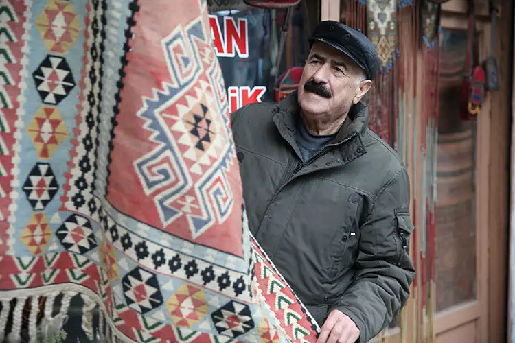 Antika Kilim Ticaretiyle Hem Geçimini Sağladı Hem 11 Çocuk Büyüttü4