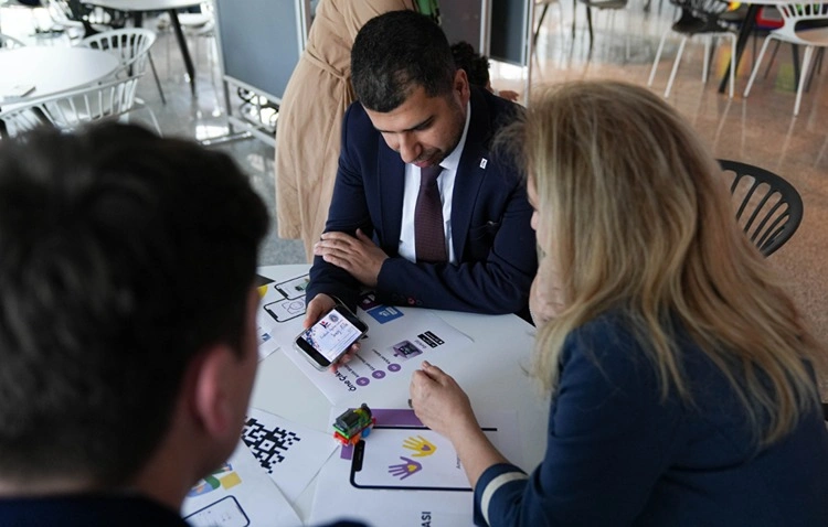 Baba, Kızına Iletişim Sağlamak Için Mobil Uygulama Tasarladı