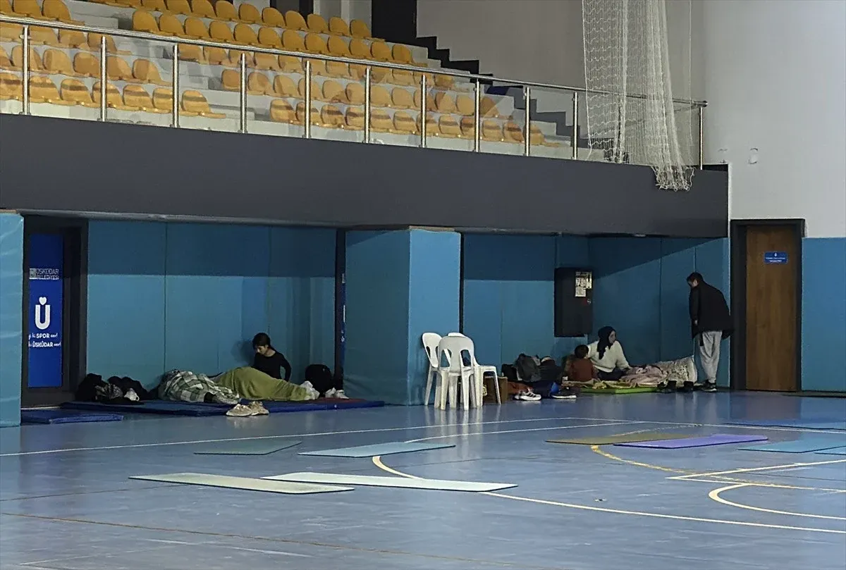 Deprem Korkusu Bazı Vatandaşlar Geceyi Dışarıda Geçirdi (2)