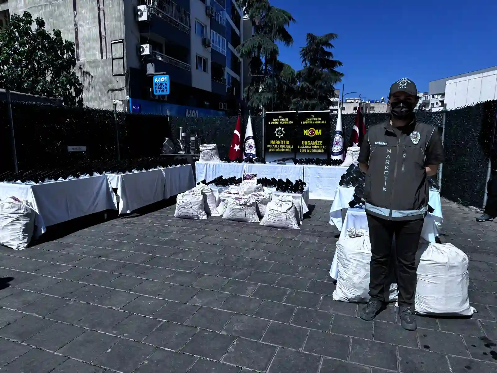 İzmir'de 464 Silah Ele Geçirildi, 137 Kişi Tutuklandı (2)