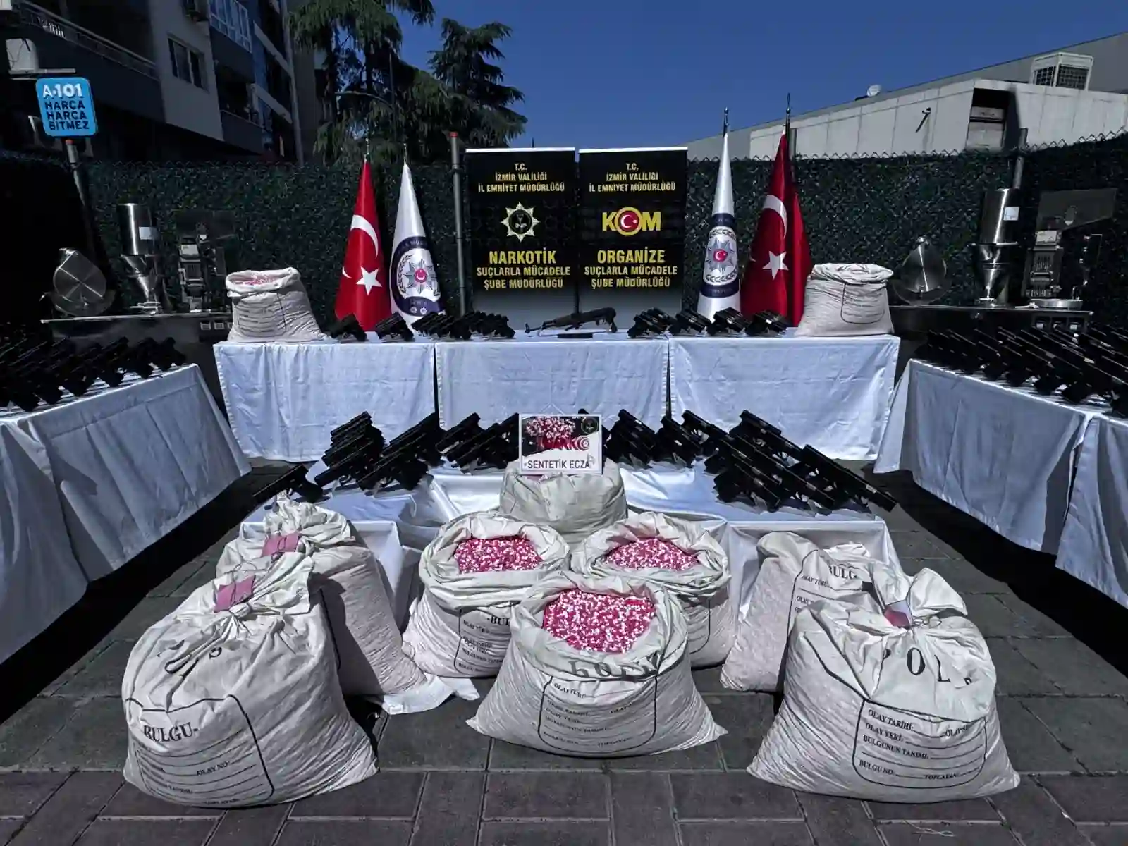 İzmir'de 464 Silah Ele Geçirildi, 137 Kişi Tutuklandı