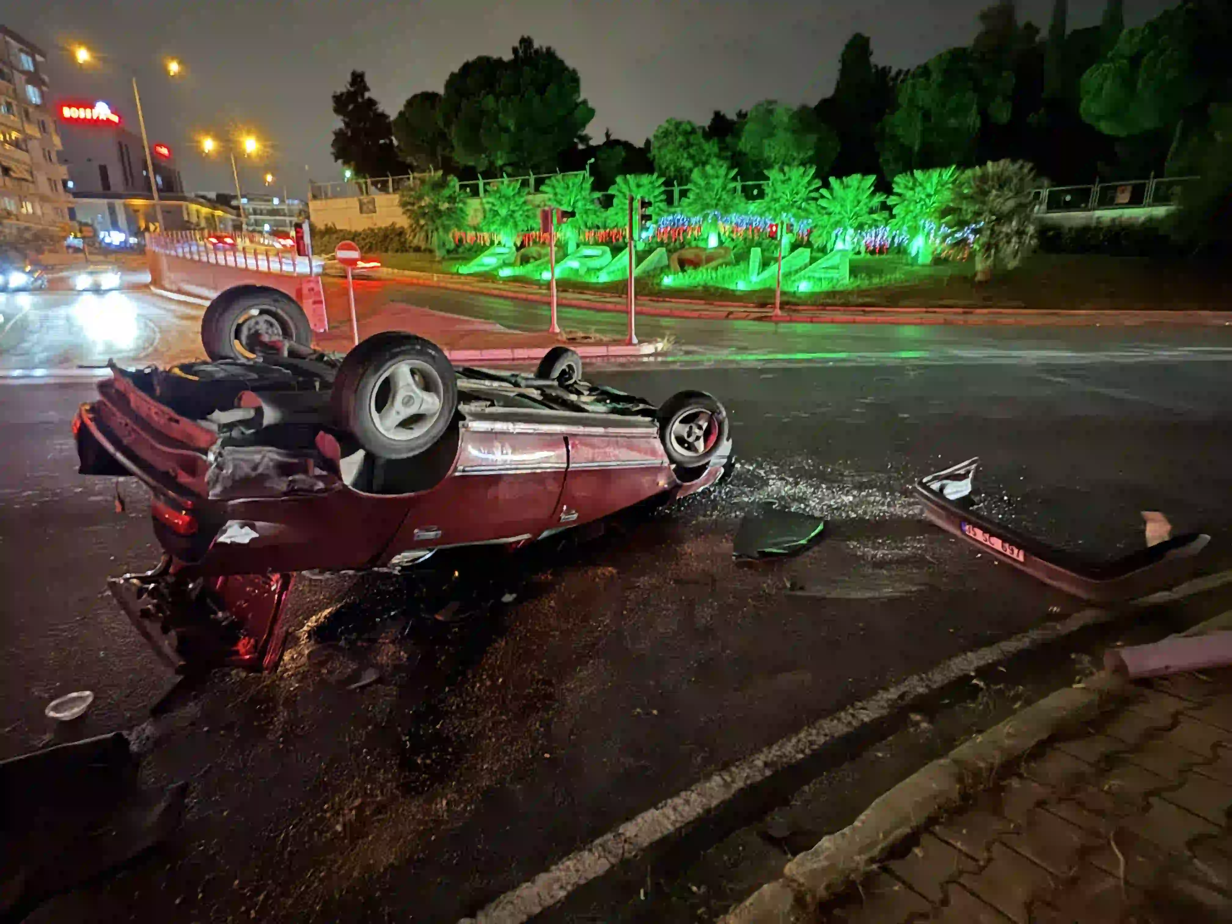 İzmir’de Çarpışma Sonrası Ters Dönen Araçta 4 Kişi Yaralandı (1)