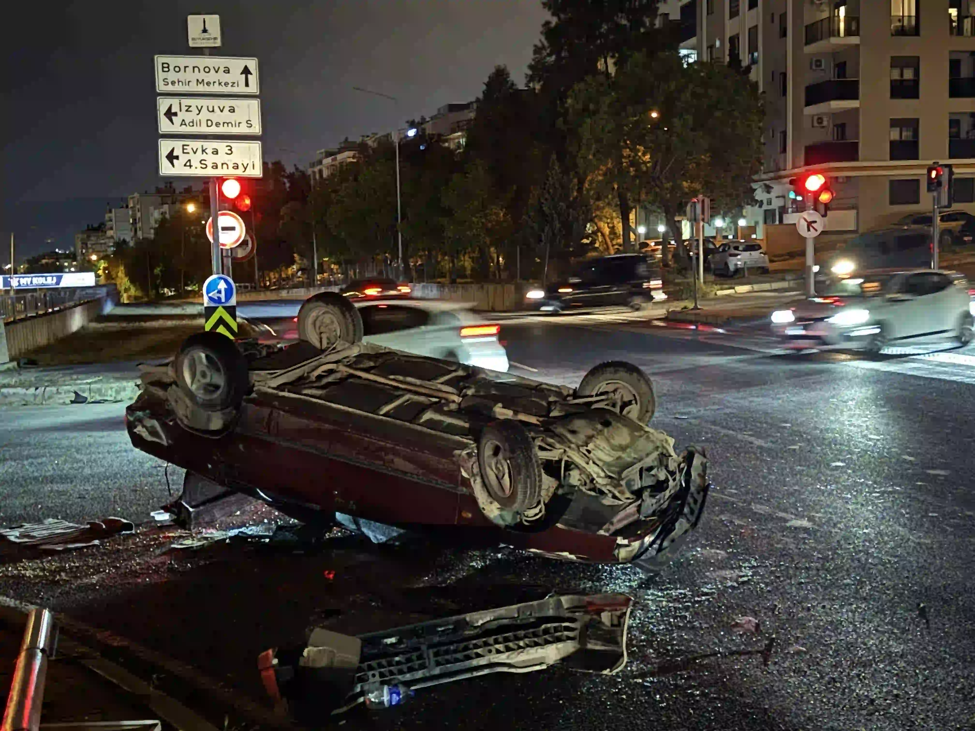 İzmir’de Çarpışma Sonrası Ters Dönen Araçta 4 Kişi Yaralandı (2)