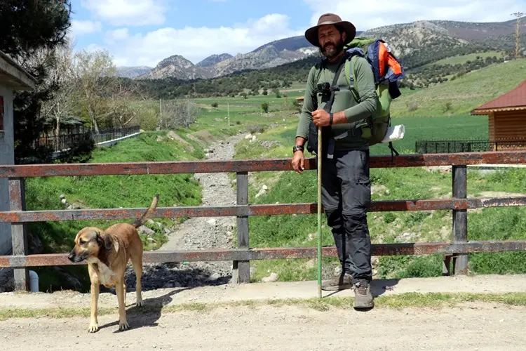 Köpeğiyle Türkiye’yi Yürüyerek Geziyor, Fidanla Iz Bırakıyor1