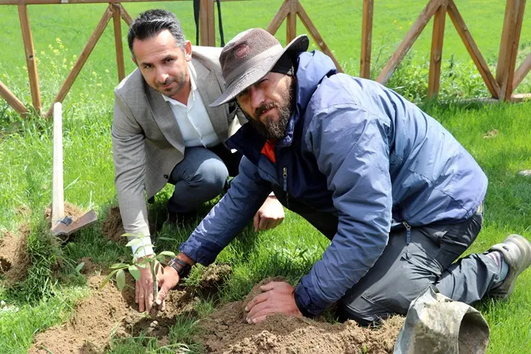 Köpeğiyle Türkiye’yi Yürüyerek Geziyor, Fidanla Iz Bırakıyor2