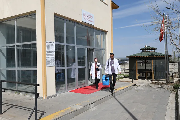 Köylerde Sağlık Hizmeti Sunan Ebe, Kadın Ve Bebeklerin Yanında (1)