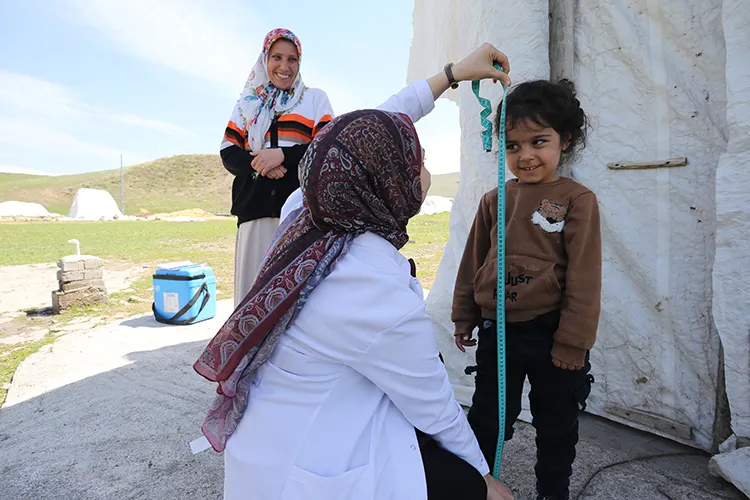Köylerde Sağlık Hizmeti Sunan Ebe, Kadın Ve Bebeklerin Yanında (4)