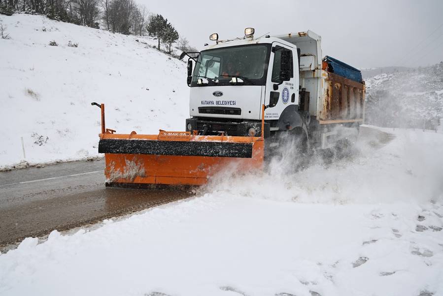 Kütahya’da Ekipler Kar Yağışıyla Birlikte Sahada (3)
