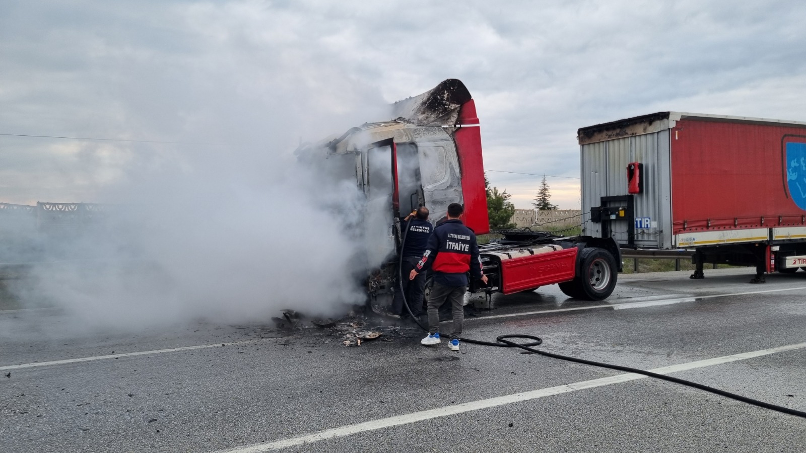 Kütahya'da Seyir Halindeki Tırda Yangın (4)
