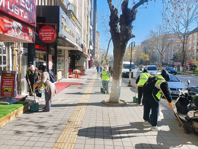Kütahya’da Temizlik Ekipleri Şehir Merkezinde Çevre Temizliği Gerçekleştirdi (1)-1