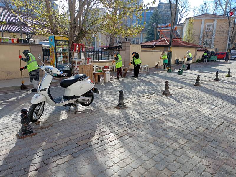 Kütahya’da Temizlik Ekipleri Şehir Merkezinde Çevre Temizliği Gerçekleştirdi (2)-1