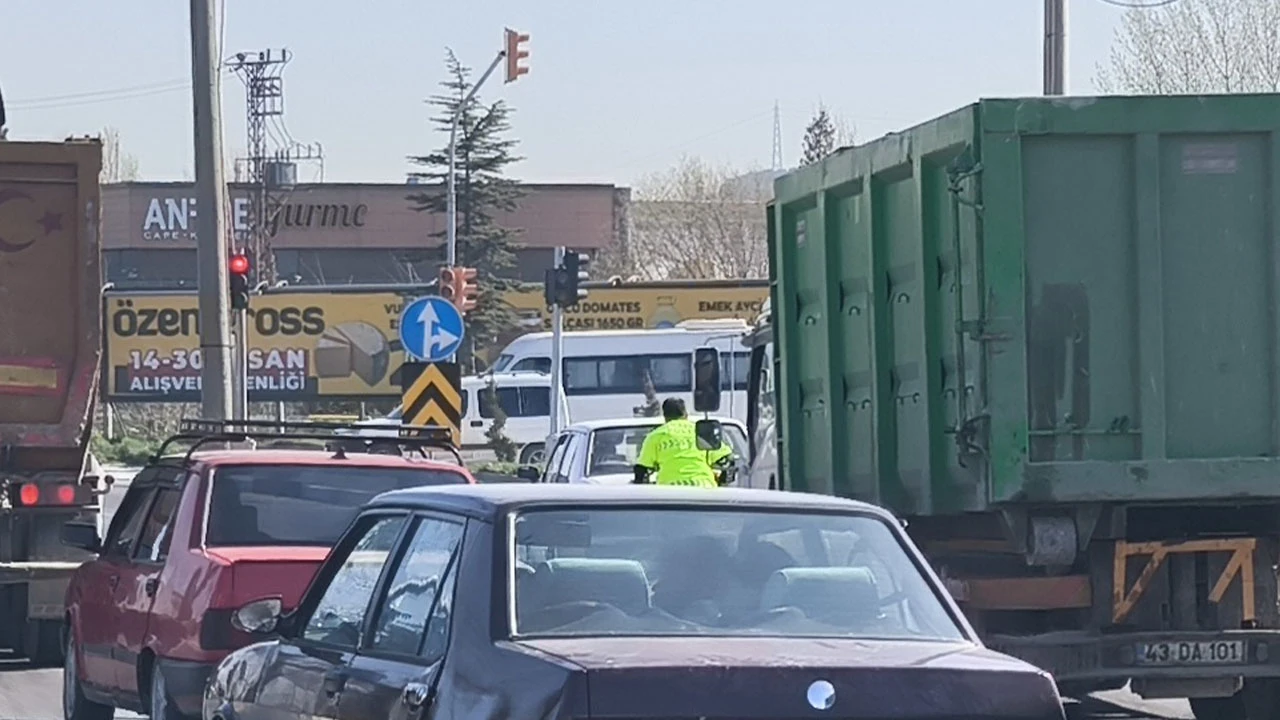 Kütahya'da Trafik Polisi Otomobili Arızalanan Gencin Yardımına Koştu2