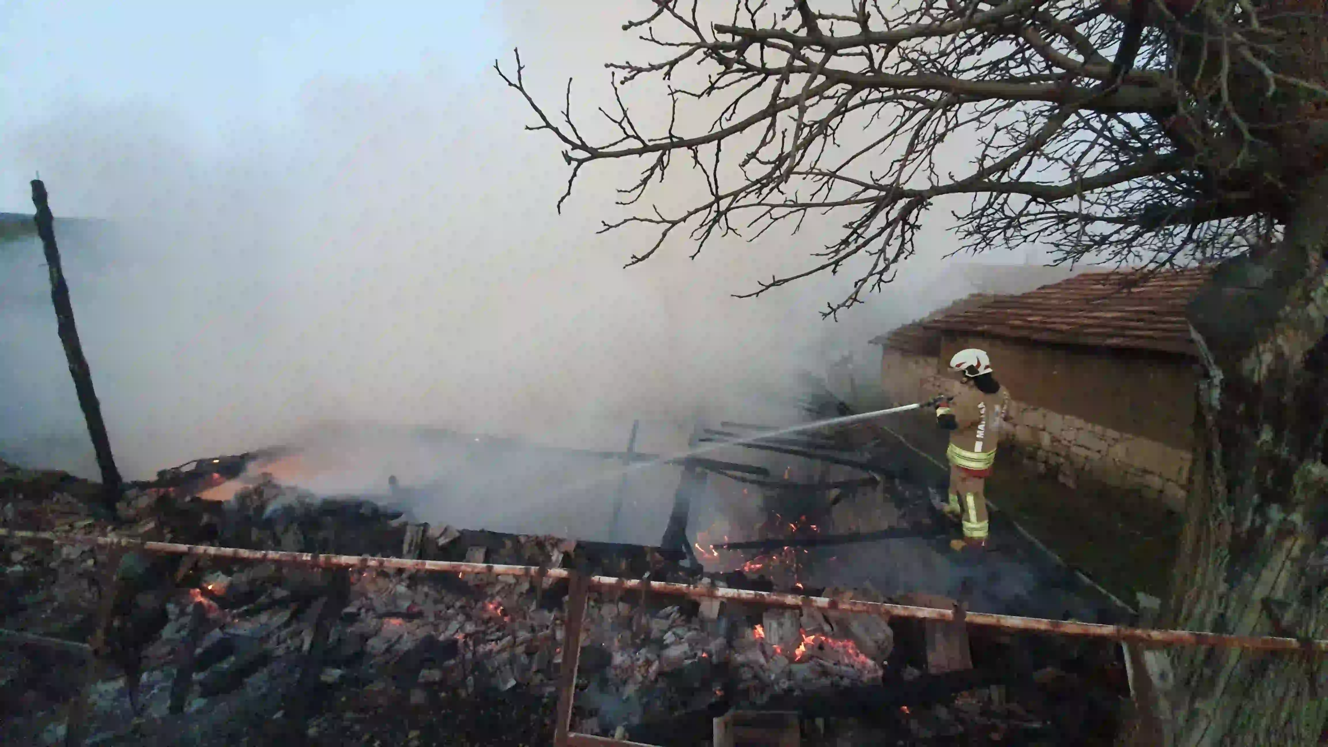 Manisa’da Ahırda Başlayan Yangın 2 Eve Sıçradı1
