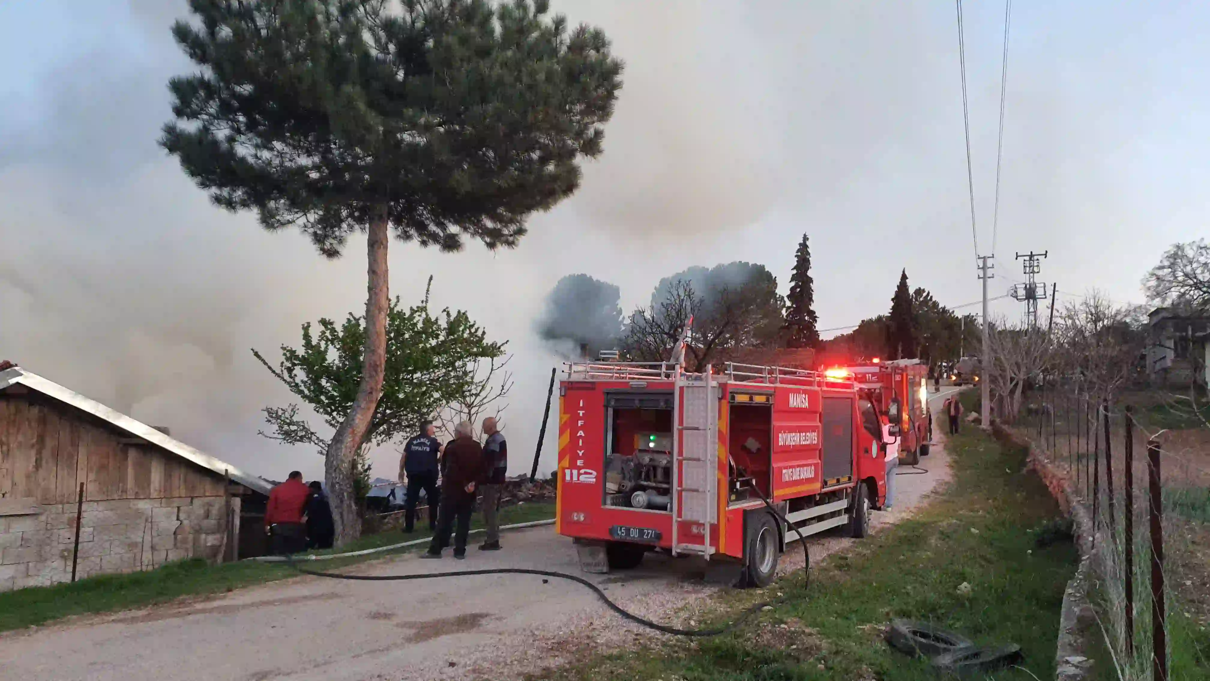 Manisa’da Ahırda Başlayan Yangın 2 Eve Sıçradı3