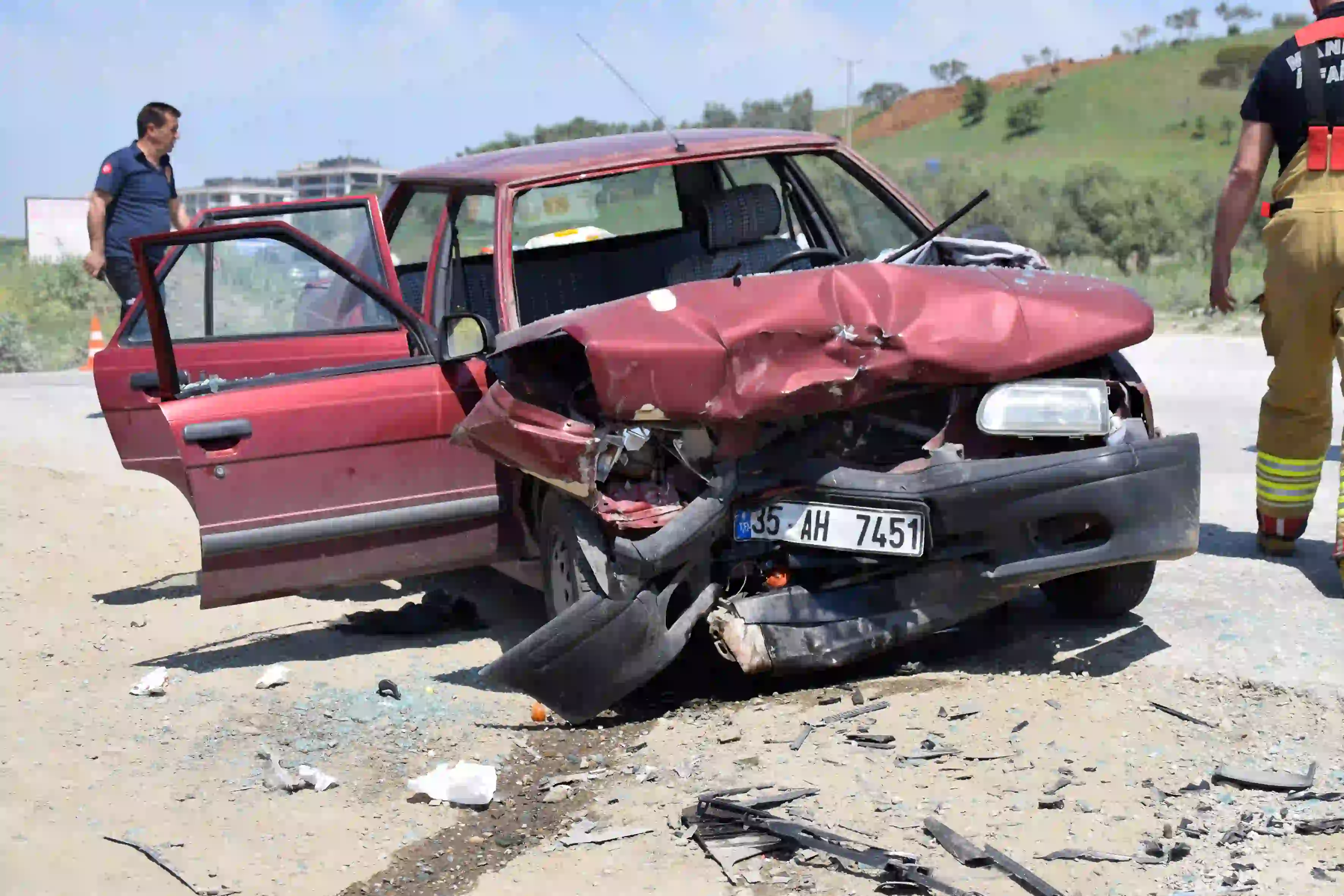 Manisa’da Iki Otomobil Çarpıştı Biri Çocuk 4 Kişi Yaralandı (2)