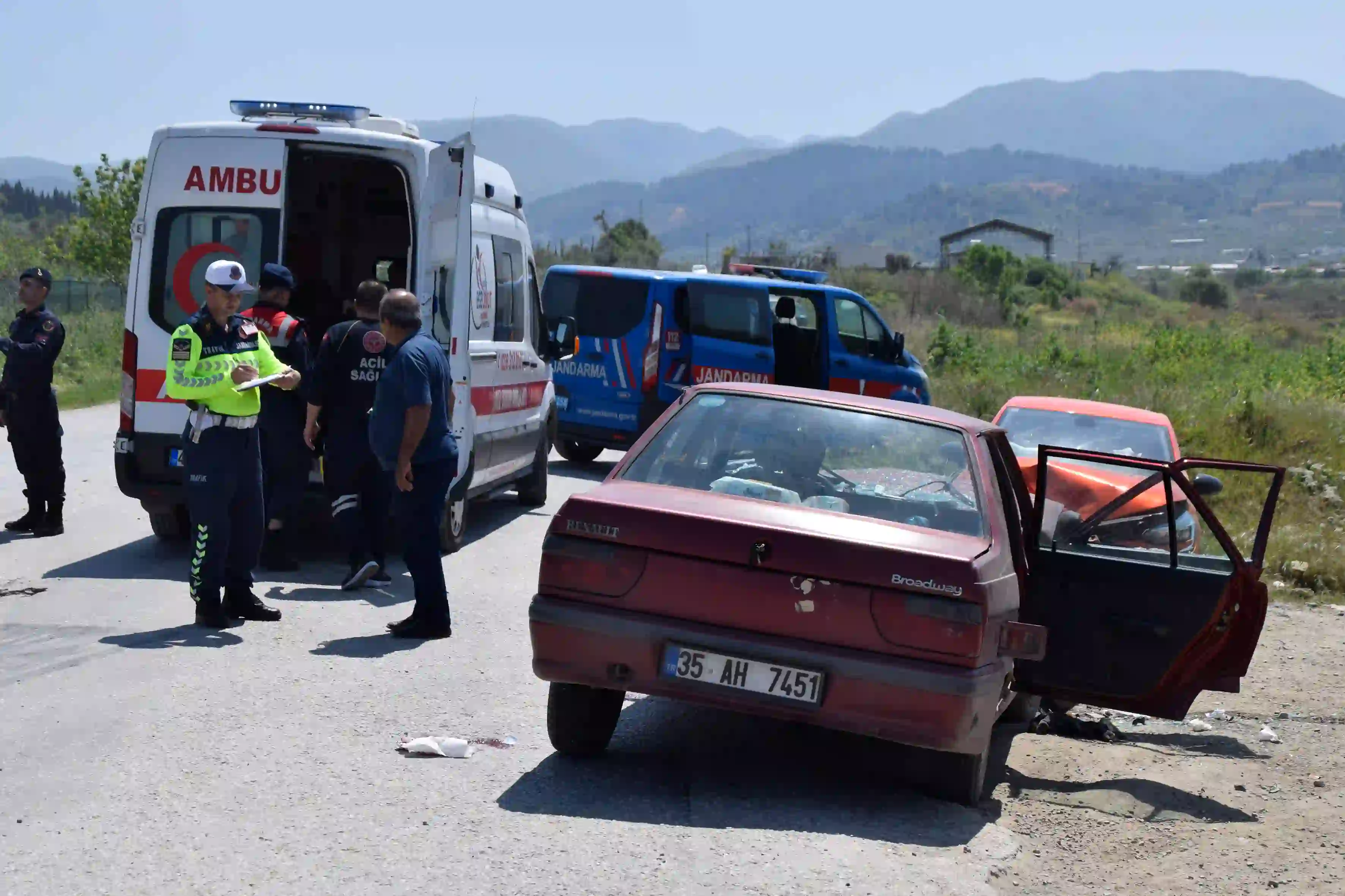 Manisa’da Iki Otomobil Çarpıştı Biri Çocuk 4 Kişi Yaralandı (3)