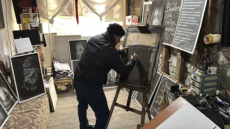 Resim Sanatına Yeni Yorum Boya Değil, Silgiyle Eserler Yapıyor (1)