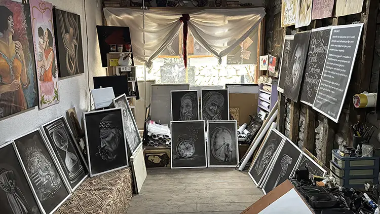 Resim Sanatına Yeni Yorum Boya Değil, Silgiyle Eserler Yapıyor (2)