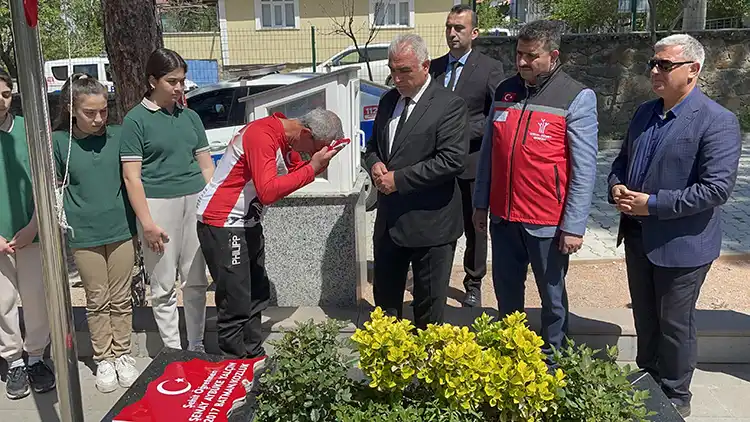Şehit Öğretmen Aybüke Yalçın Için 1000 Kilometre Bisiklet Yolculuğu Yaptı1