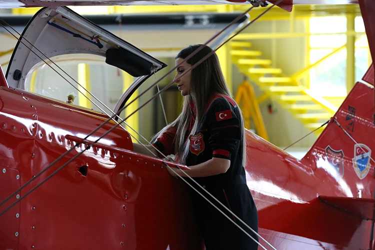 Türk Kadın Akrobasi Pilotunun Havacılık Tutkusuyla Tanıtım Uçuşları1