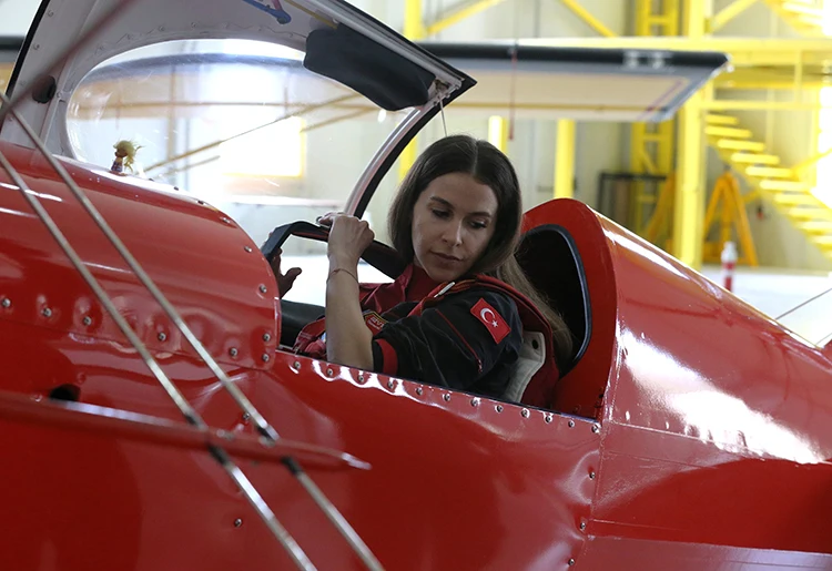 Türk Kadın Akrobasi Pilotunun Havacılık Tutkusuyla Tanıtım Uçuşları2