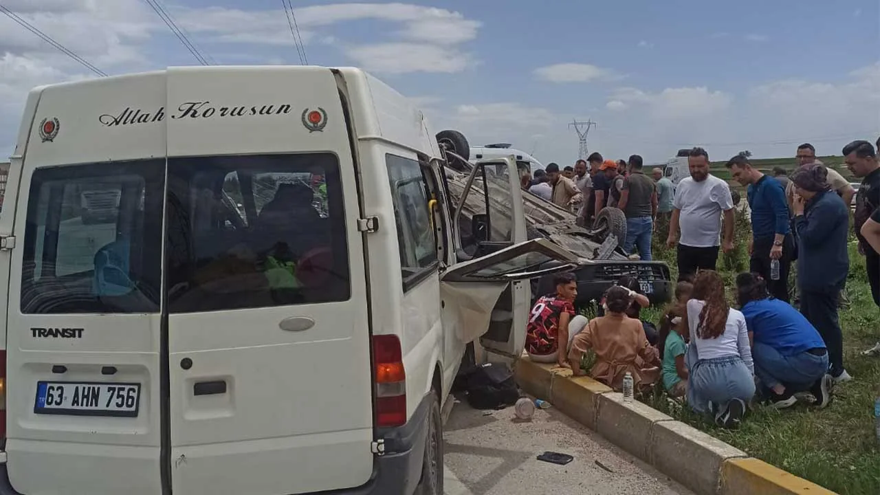 Afyonkarahisar'da Kamyonet Ile Hafif Ticari Araç Çarpıştı 9 Yaralı1