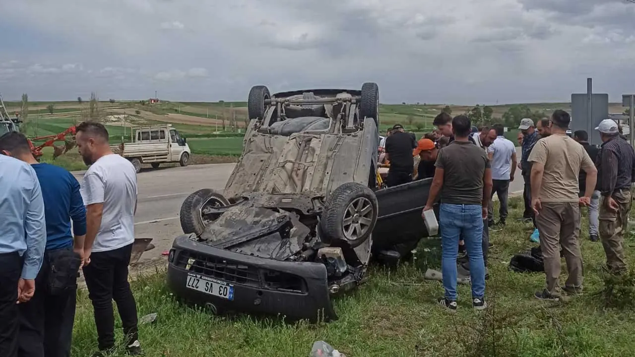 Afyonkarahisar'da Kamyonet Ile Hafif Ticari Araç Çarpıştı 9 Yaralı2